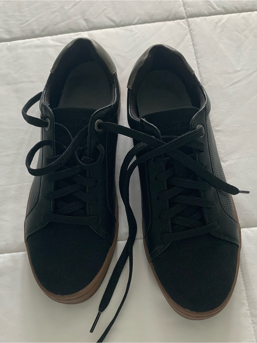 Like new, women’s Aetrex Black Casual Lace-Up Sneakers